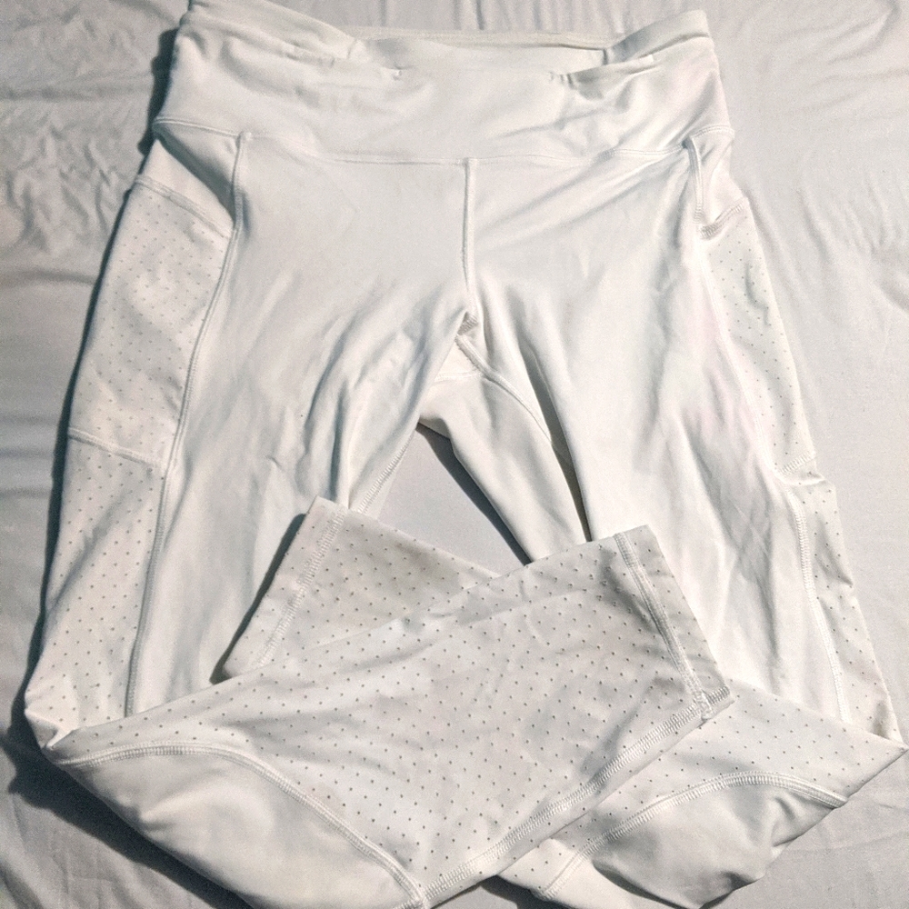 WHITE LULULEMON LEGGINGS